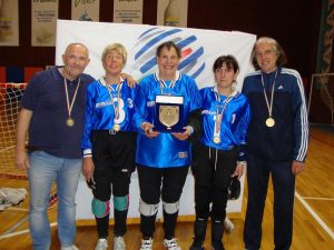 La squadra femminile GSD Non- e Semivedenti Bolzano vince lo scudetto (da sinistra: Annamaria Innerhofer, Margareth Zelger Psenner, Maria Teresa Bettineschi, l’allenatore Marco Grazioli