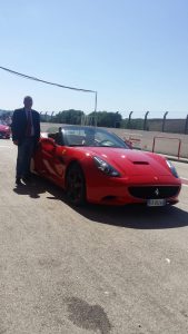 Foto di Ciro Taranto accanto ad una Ferrari