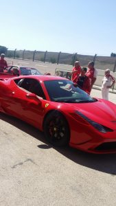 Foto di una Ferrari e di alcuni meccanici