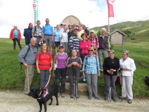 Foto di un altro gruppo di soci dell'Unione durante la settimana di escursioni in montagna, tenutasi in Val di Fassa