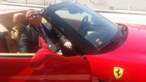 Foto di Ciro Taranto seduto nella Ferrari