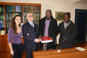 il presidente Pietro Piscitelli mostra la Costituzione Italiana in braille al presidente Christophe Oule e al segretario generale Ilboudo Lassané