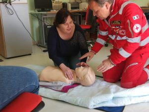 Immagine scattata durante il corso di Manovre di Primo Soccorso: una partecipante insieme all'istruttore della Croce Rossa Italiana