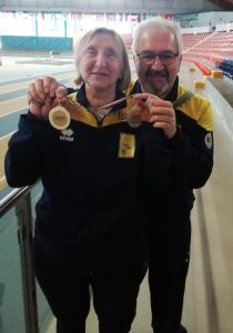 Presidente e vicepresidente Univoc mostrano le medaglie